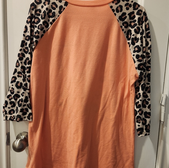 Women's Iltex leopard print bunny long sleeve shirt. Size Large - Picture 3 of 4